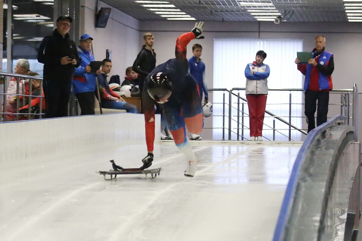 Тренировка молодежной сборной России по скелетону на разгонной эстакаде