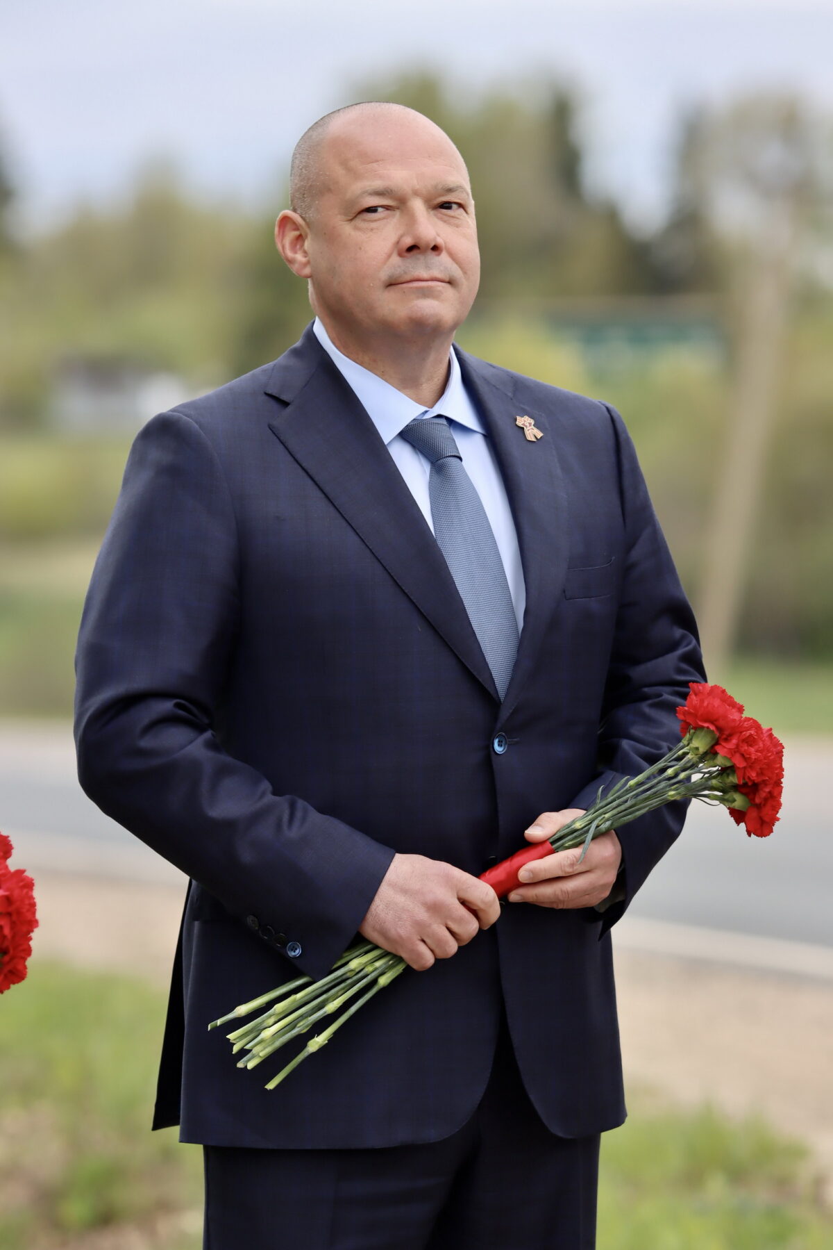 Коллектив базы «Парамоново» вместе с Георгием Брюсовым возложили цветы к монументу Вечной Славы накануне Дня Победы