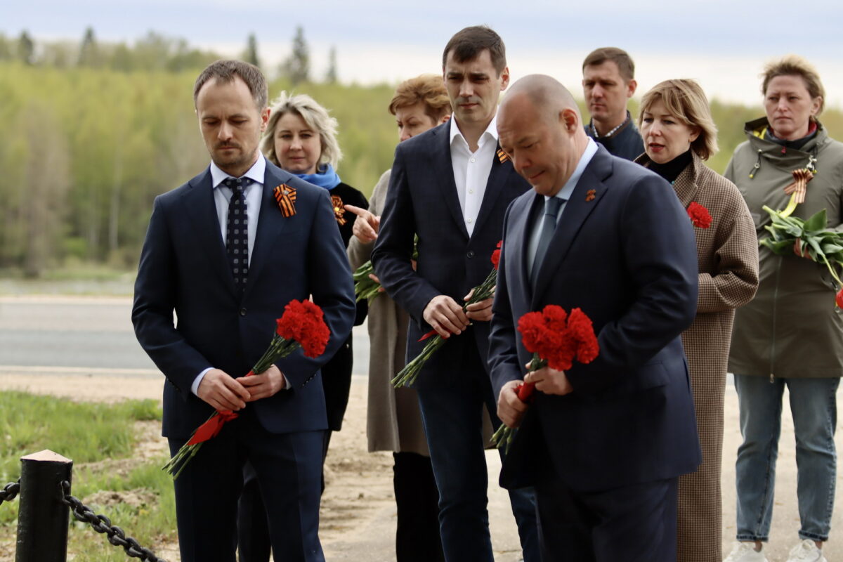 Коллектив базы «Парамоново» вместе с Георгием Брюсовым возложили цветы к монументу Вечной Славы накануне Дня Победы